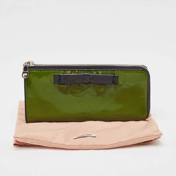 Pre Owned Miu Miu Green Patent Leather Bow Zip Continental Wallet