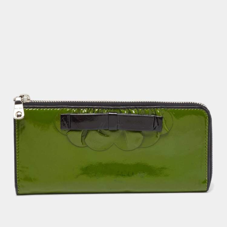 Pre Owned Miu Miu Green Patent Leather Bow Zip Continental Wallet