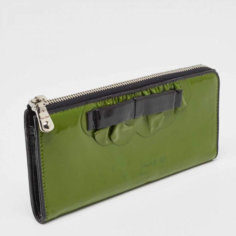 Pre Owned Miu Miu Green Patent Leather Bow Zip Continental Wallet
