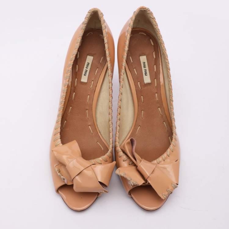 Pre Owned Miu Miu Beige Patent Leather Bow Peep Toe Pumps Size 35.5