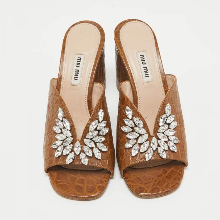 مملوكة مسبقًا Miu Miu Brown Embossed Croc Crystal Embellished Slide Sandals Size 37