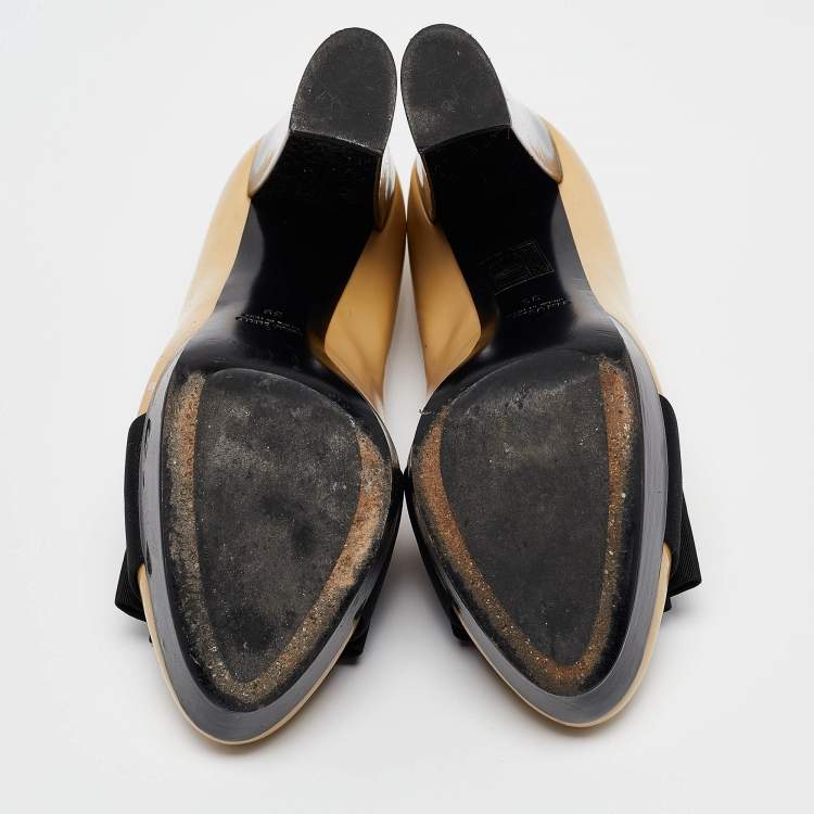 Pre Owned Miu Miu Beige/Black Patent Leather Bow Platform Pumps Size 39