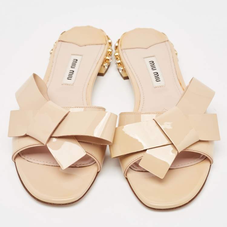 Pre Owned Miu Miu Beige Patent Leather Bow Crystal Embellished Flat Slides Size 36