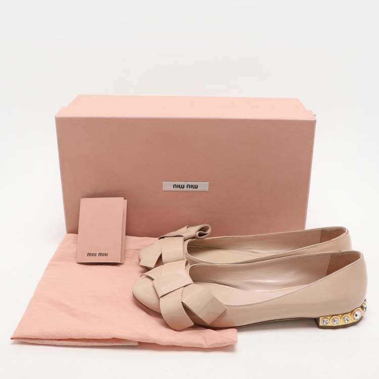 مملوكة مسبقًا Miu Miu Light Beige Patent Leather Bow Detail Crystal Embellished Heel Ballet Flats Size 36
