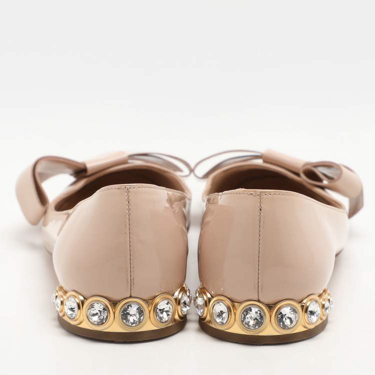 مملوكة مسبقًا Miu Miu Light Beige Patent Leather Bow Detail Crystal Embellished Heel Ballet Flats Size 36