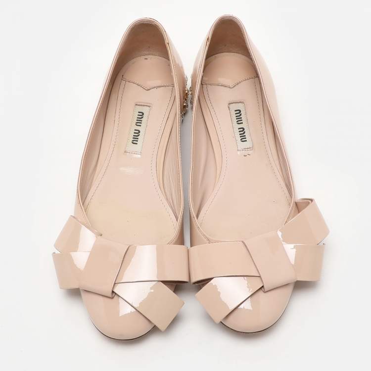 مملوكة مسبقًا Miu Miu Light Beige Patent Leather Bow Detail Crystal Embellished Heel Ballet Flats Size 36