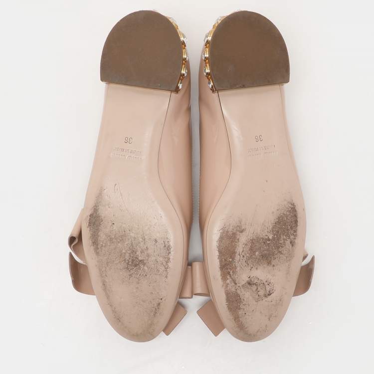 مملوكة مسبقًا Miu Miu Light Beige Patent Leather Bow Detail Crystal Embellished Heel Ballet Flats Size 36