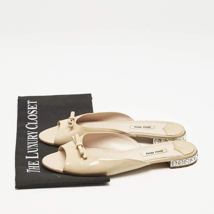 Pre Owned Miu Miu Beige Patent Leather Bow Crystal Embellished Heel Flat Slides Size 39