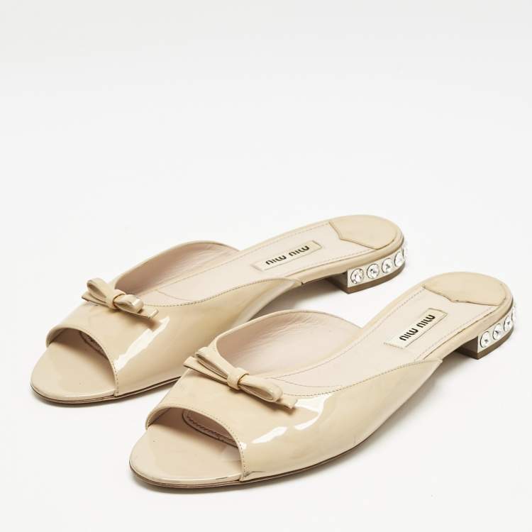 Pre Owned Miu Miu Beige Patent Leather Bow Crystal Embellished Heel Flat Slides Size 39