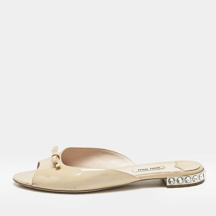 Pre Owned Miu Miu Beige Patent Leather Bow Crystal Embellished Heel Flat Slides Size 39