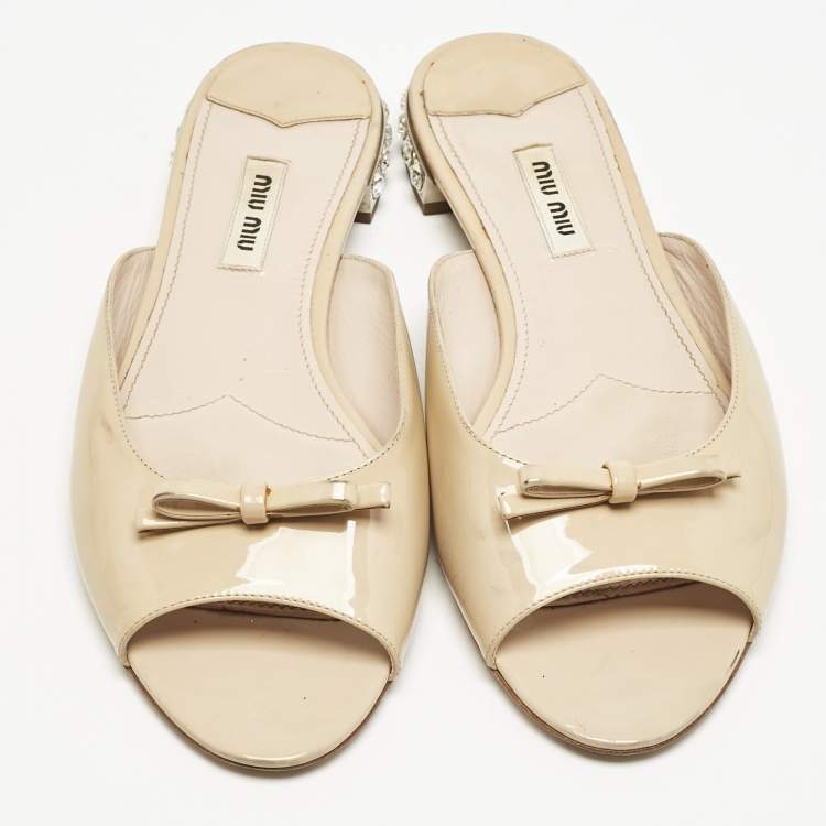 Pre Owned Miu Miu Beige Patent Leather Bow Crystal Embellished Heel Flat Slides Size 39