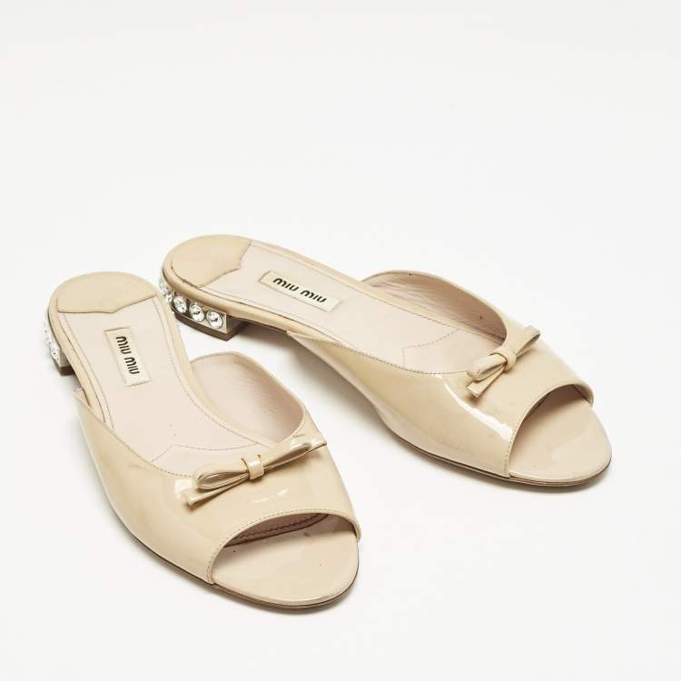 Pre Owned Miu Miu Beige Patent Leather Bow Crystal Embellished Heel Flat Slides Size 39