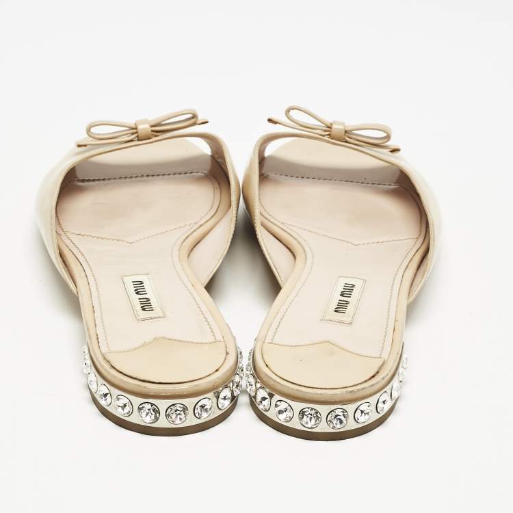 Pre Owned Miu Miu Beige Patent Leather Bow Crystal Embellished Heel Flat Slides Size 39