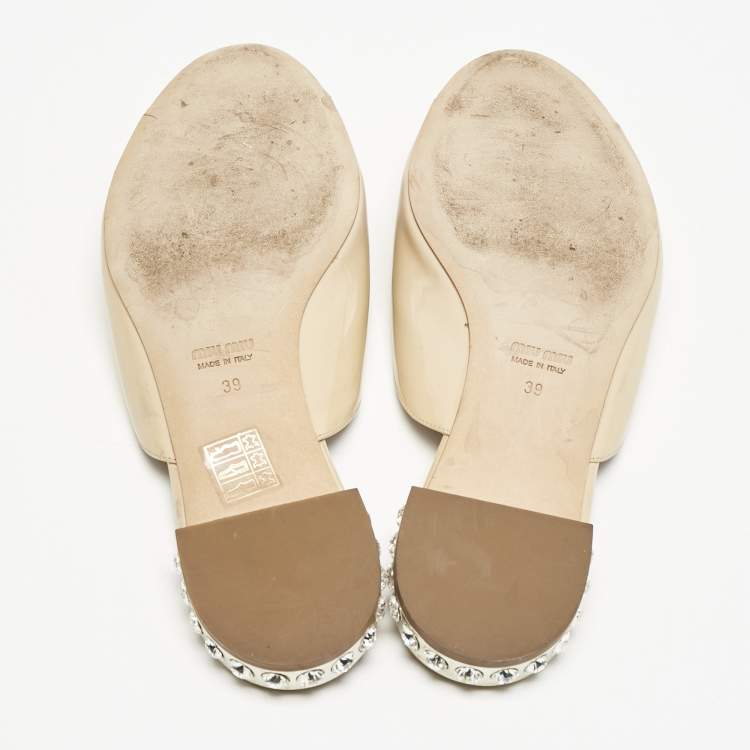 Pre Owned Miu Miu Beige Patent Leather Bow Crystal Embellished Heel Flat Slides Size 39