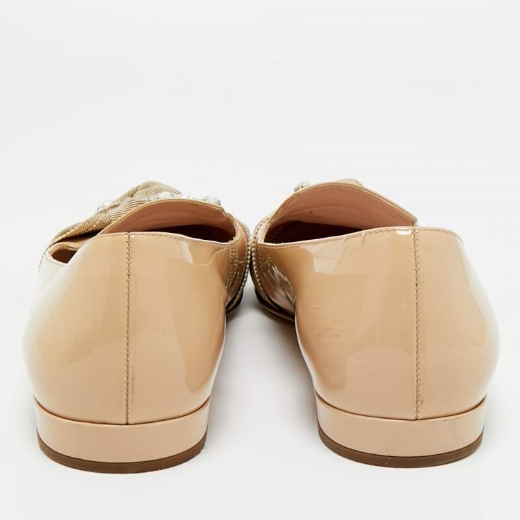 مملوكة مسبقًا Miu Miu Beige Patent Leather Bow Detail Crystal Embellished Ballet Flats Size 39