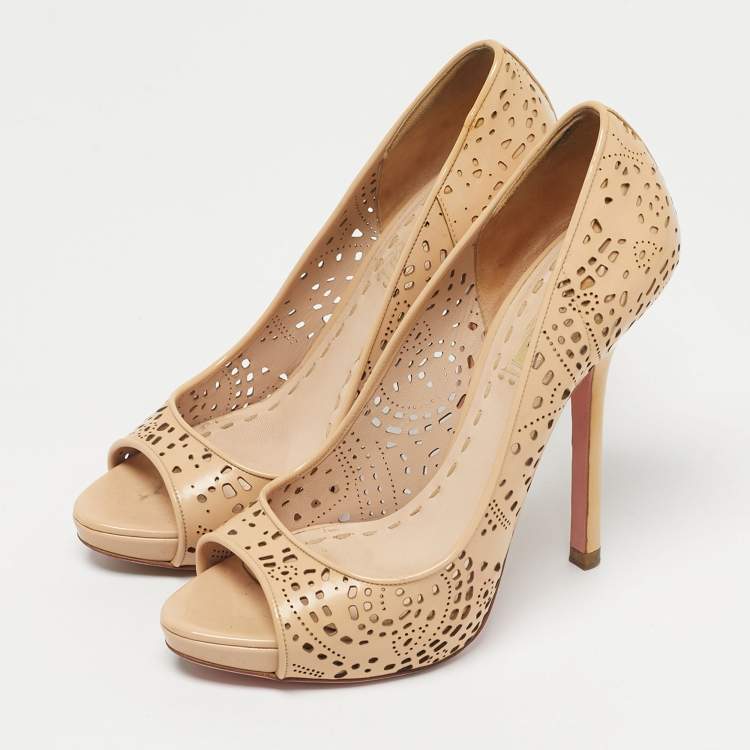 مملوكة مسبقًا Miu Miu Beige Patent Leather Laser Cut Peep Toe Pumps Size 37.5