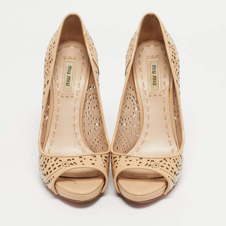 مملوكة مسبقًا Miu Miu Beige Patent Leather Laser Cut Peep Toe Pumps Size 37.5
