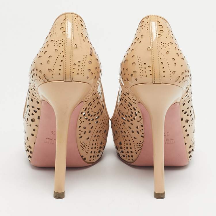 مملوكة مسبقًا Miu Miu Beige Patent Leather Laser Cut Peep Toe Pumps Size 37.5