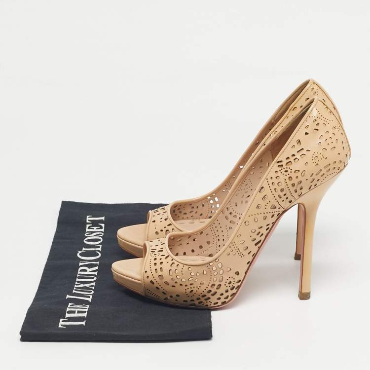 مملوكة مسبقًا Miu Miu Beige Patent Leather Laser Cut Peep Toe Pumps Size 37.5