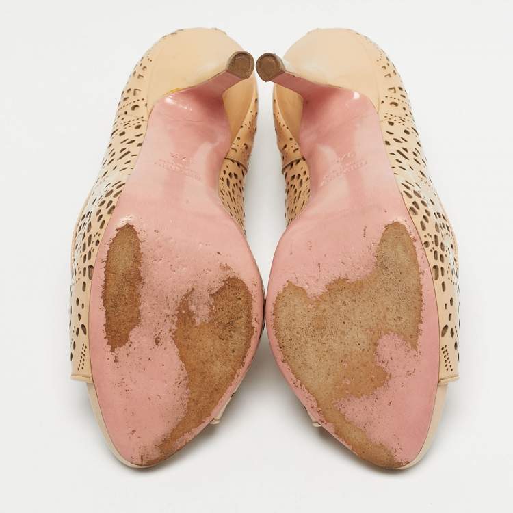 مملوكة مسبقًا Miu Miu Beige Patent Leather Laser Cut Peep Toe Pumps Size 37.5