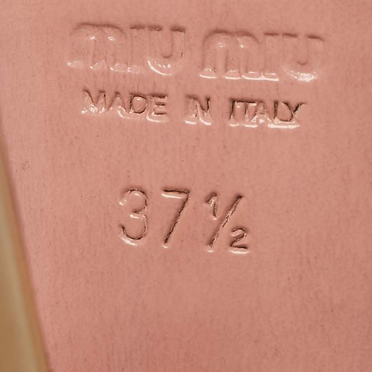 مملوكة مسبقًا Miu Miu Beige Patent Leather Laser Cut Peep Toe Pumps Size 37.5