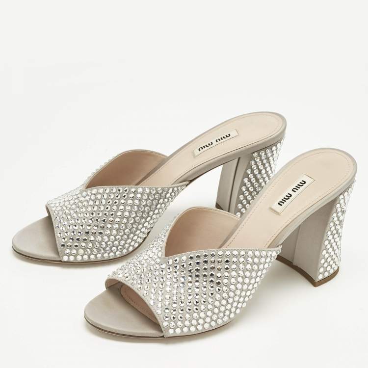 مملوكة مسبقًا Miu Miu Grey Satin Crystal Embellished Heel Mules Size 40.5