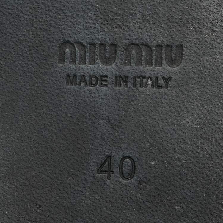 Pre Owned Miu Miu Cream Patent Leather Chain and Pearl Embellished Flat Sandals Size 40