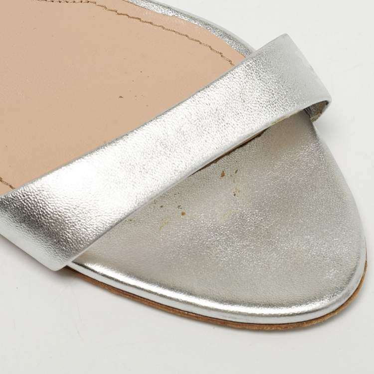 مملوكة مسبقًا Miu Miu Silver Leather Ankle Strap Sandals Size 40.5