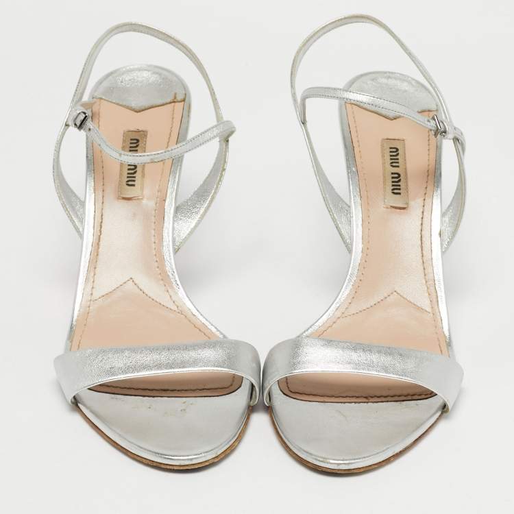 مملوكة مسبقًا Miu Miu Silver Leather Ankle Strap Sandals Size 40.5
