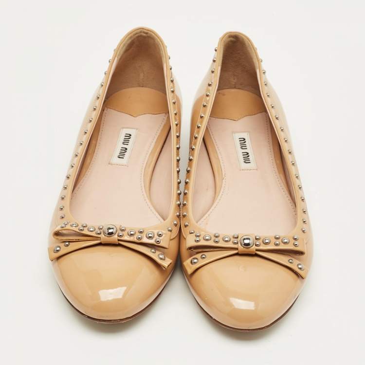 Pre Owned Miu Miu Beige Patent Leather Studded Bow Ballet Flats Size 38.5