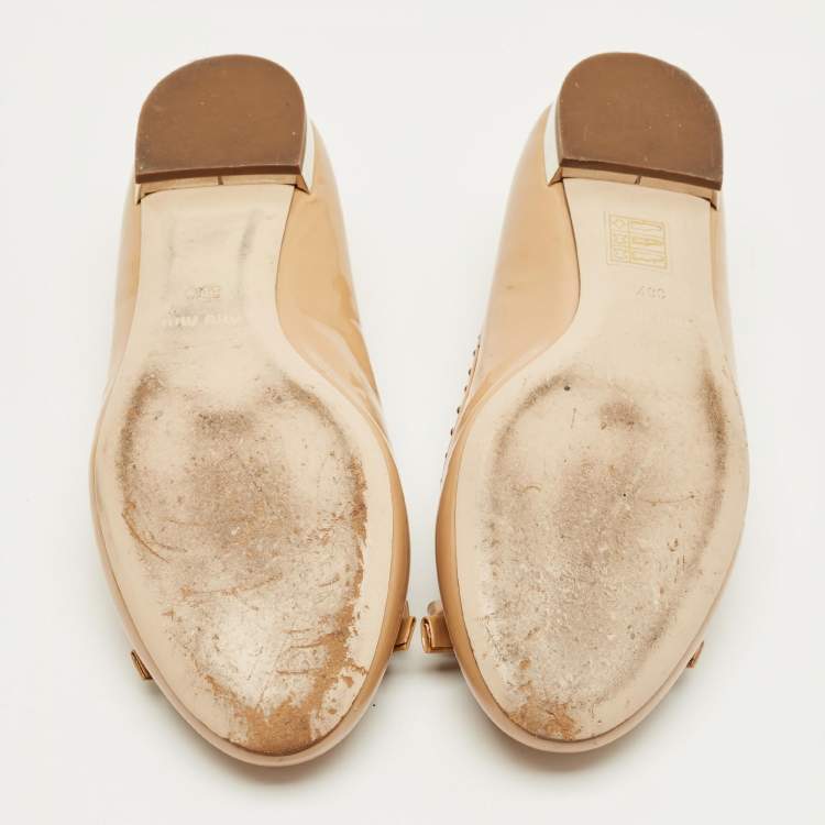 Pre Owned Miu Miu Beige Patent Leather Studded Bow Ballet Flats Size 38.5