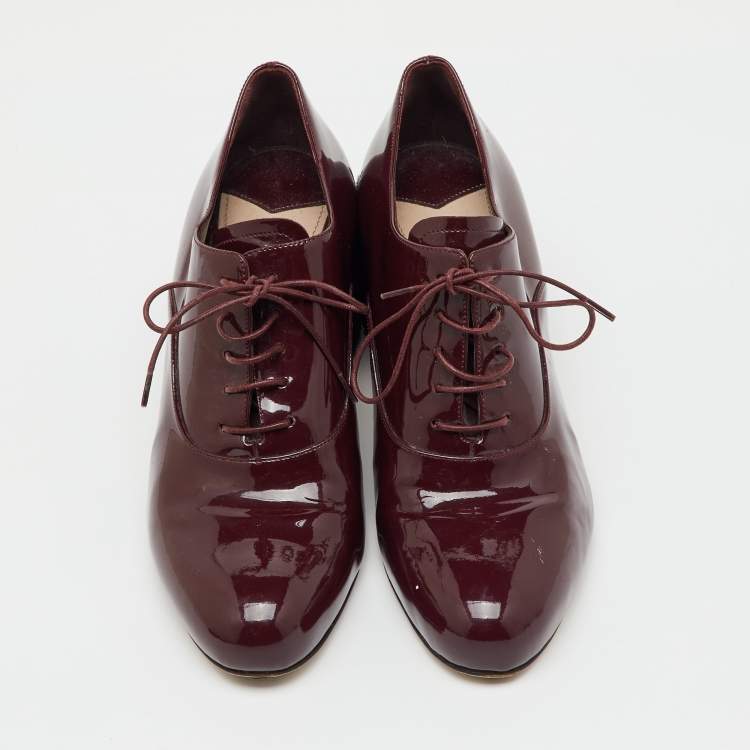 مملوكة مسبقًا Miu Miu Burgundy Patent Leather Shearling Fur Block Heel Oxfords Size 36.5