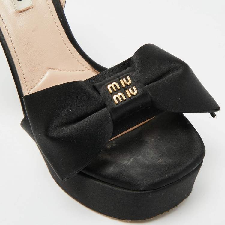 مملوكة مسبقًا Miu Miu Logo Bow Size 37 Black Satin Ankle Strap Platform Sandals