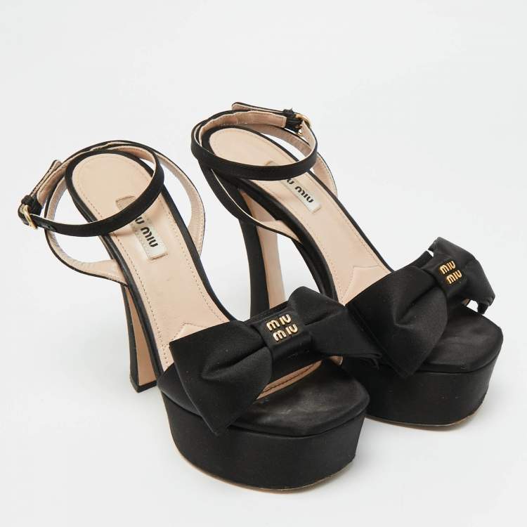 مملوكة مسبقًا Miu Miu Logo Bow Size 37 Black Satin Ankle Strap Platform Sandals