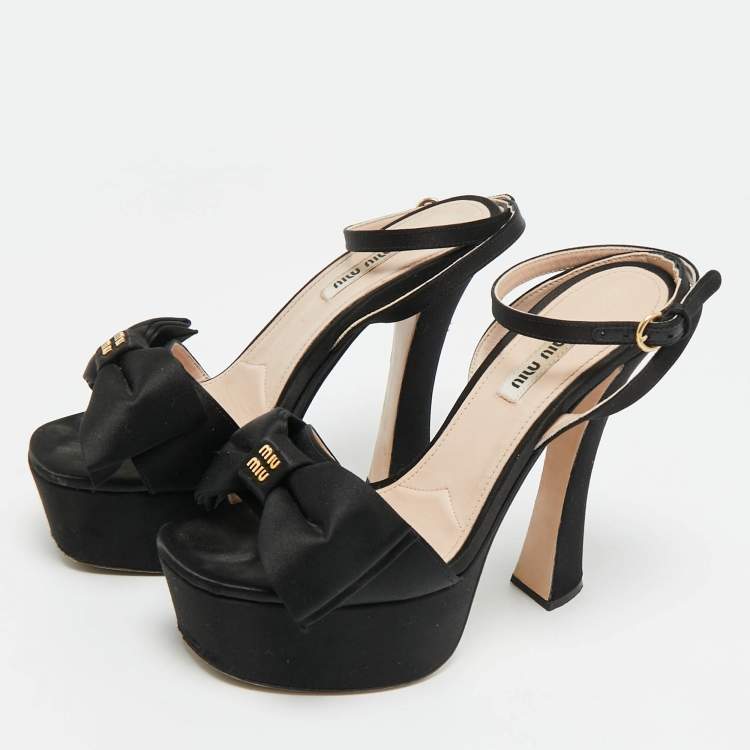 مملوكة مسبقًا Miu Miu Logo Bow Size 37 Black Satin Ankle Strap Platform Sandals