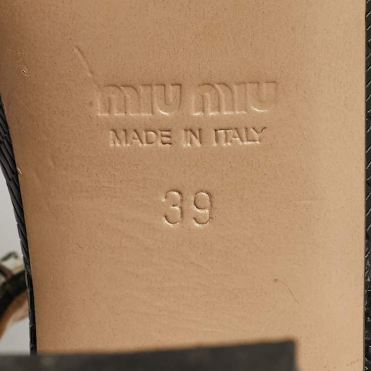 مملوكة مسبقًا صندل ميو ميو جلد محبب يشبه السحلية أسود مزخرف بالكريستال بحزام للكاحل مقاس 39