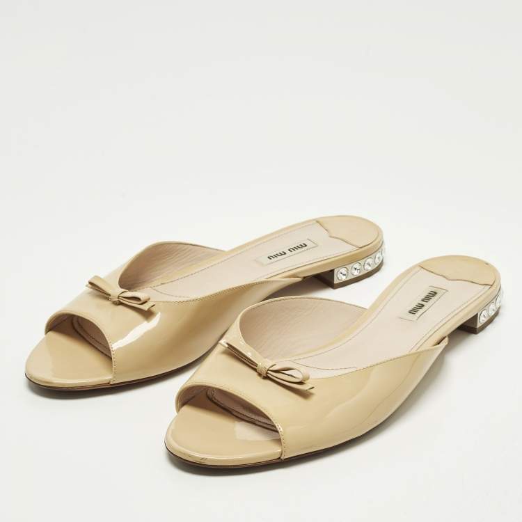Pre Owned Miu Miu Bow Size 42 Beige Patent Leather Crystal Embellished Flat Slides