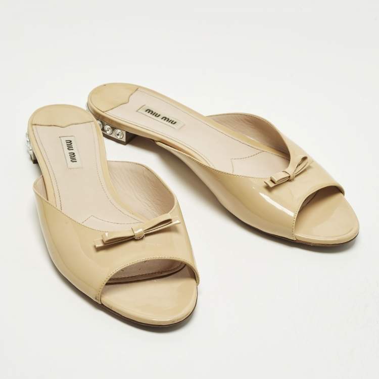 Pre Owned Miu Miu Bow Size 42 Beige Patent Leather Crystal Embellished Flat Slides