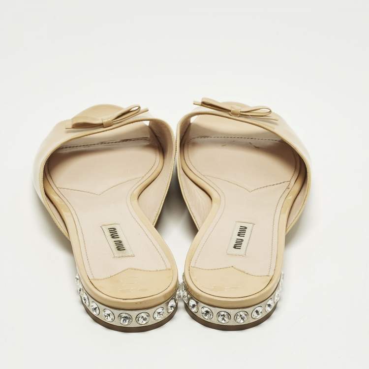 Pre Owned Miu Miu Bow Size 42 Beige Patent Leather Crystal Embellished Flat Slides