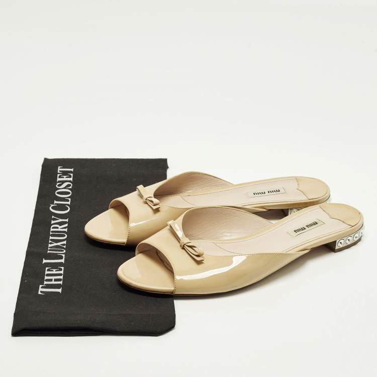 Pre Owned Miu Miu Bow Size 42 Beige Patent Leather Crystal Embellished Flat Slides