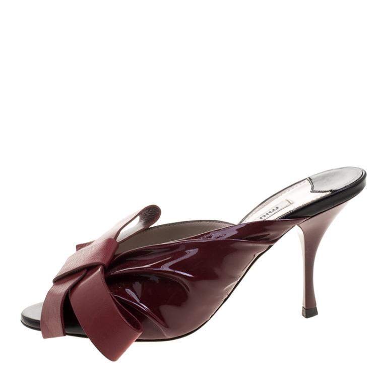 مملوكة مسبقًا Miu Miu Two Tone Leather Peep Toe Bow Mules Size 36