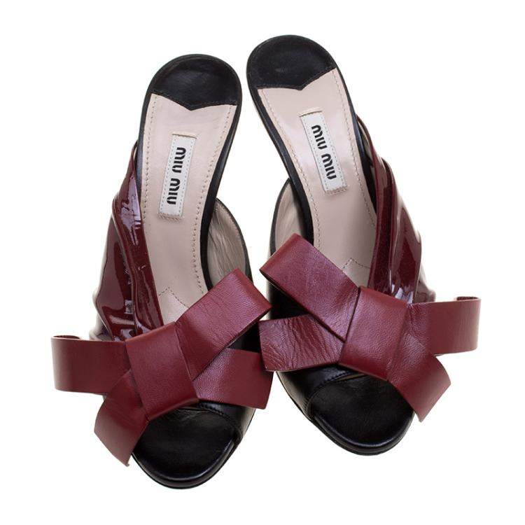 مملوكة مسبقًا Miu Miu Two Tone Leather Peep Toe Bow Mules Size 36