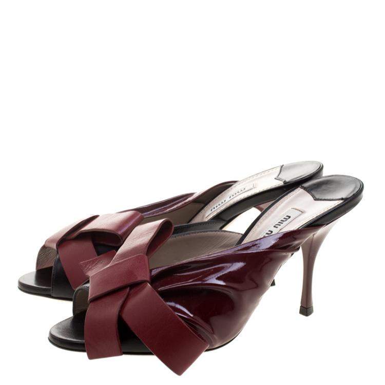 مملوكة مسبقًا Miu Miu Two Tone Leather Peep Toe Bow Mules Size 36
