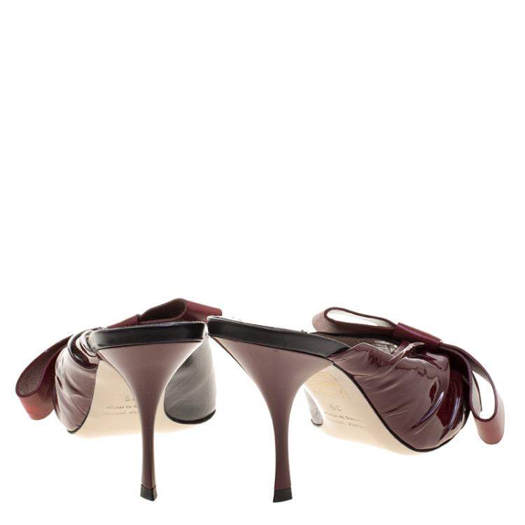 مملوكة مسبقًا Miu Miu Two Tone Leather Peep Toe Bow Mules Size 36