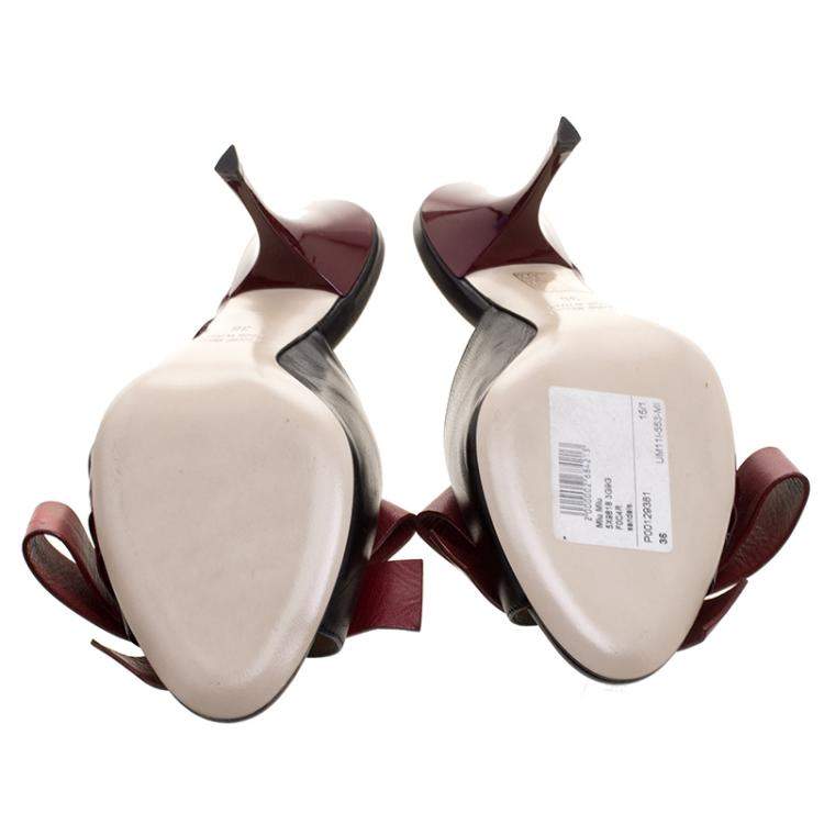 مملوكة مسبقًا Miu Miu Two Tone Leather Peep Toe Bow Mules Size 36