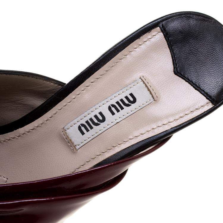 مملوكة مسبقًا Miu Miu Two Tone Leather Peep Toe Bow Mules Size 36