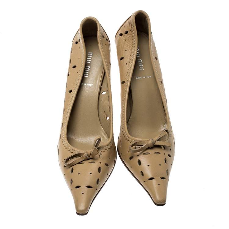 Pre Owned Miu Miu Beige Laser Cut Leather Bow Detail Pumps Size 38