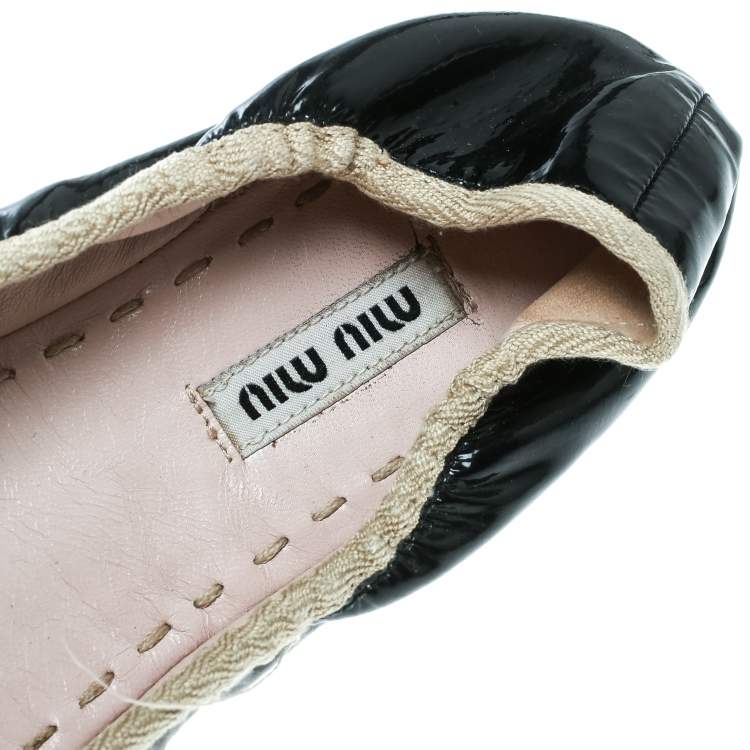 Pre Owned Miu Miu Black/Beige Patent Leather Crystal Embellished Scrunch Ballet Flats Size 38.5