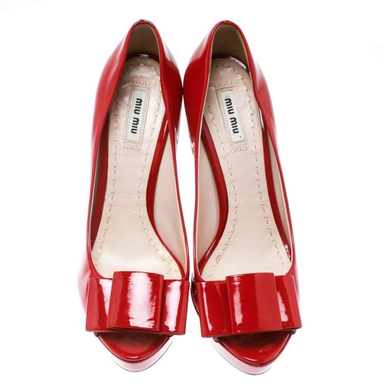 مملوكة مسبقًا Miu Miu Red Patent Leather Peep Toe Bow Platform Pumps Size 40