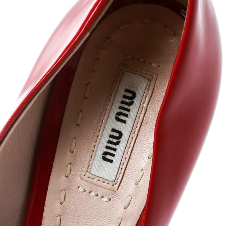 مملوكة مسبقًا Miu Miu Red Patent Leather Peep Toe Bow Platform Pumps Size 40